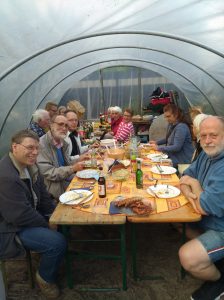 In dem Folienzelt, das sonst der Gartenarbeit dient, konnten uns das Wetter egal sein. Es war eng, aber gemütlich.